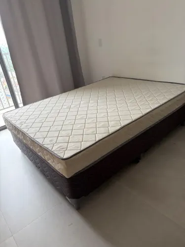 Cama e colchão de casal
