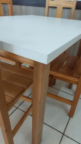 Mesa de Madeira com 4 cadeiras