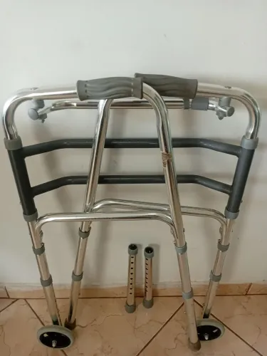 Andador Inox com rodas e demais acessórios para Idosos: grades de proteção e colchão .