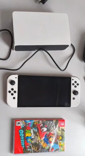 Nintendo switch oled com o jogo mario odissei e com 2 controles
