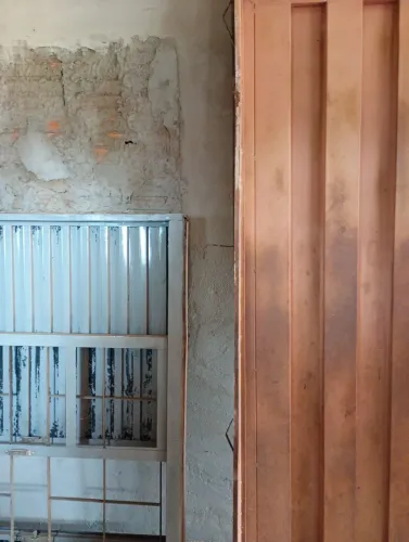 Vende-se uma porta de aço e uma janela