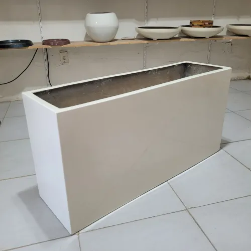 Jardineira em fibra de vidro com pintura automotiva