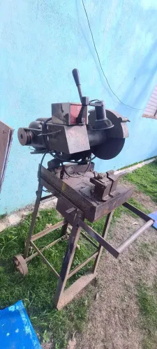 Vendo uma policorte 4 cv bruta e 2 motor elétrico 10cv outro de 7.5 cv testo na hora