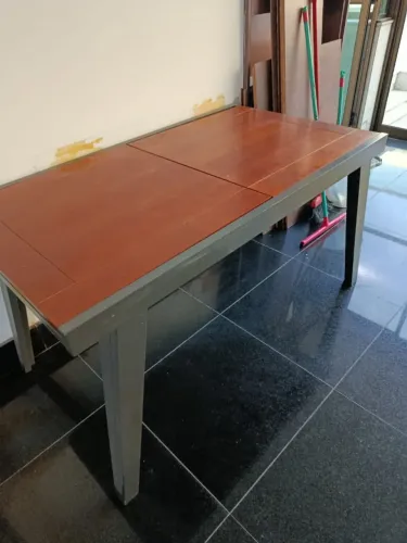 Mesa com extensão madeira e metal