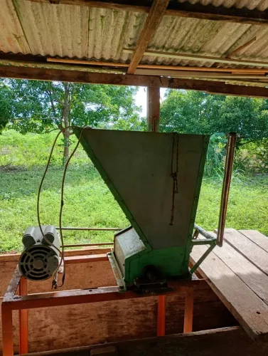 Máquina de torrar farinha e catitu de ralar mandioca.