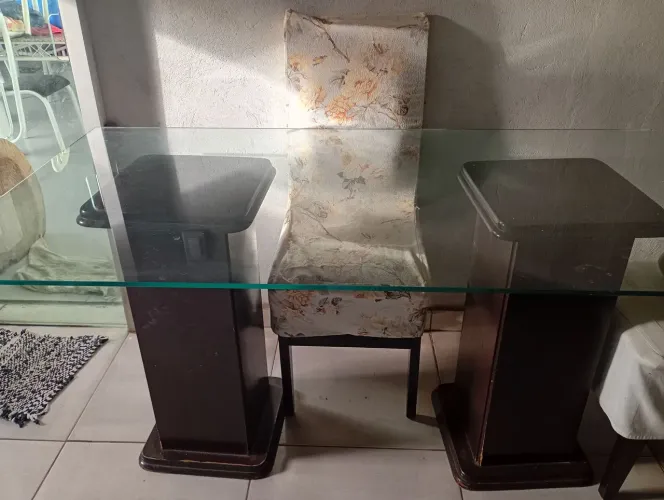 Mesa com 6 cadeiras estofadas 600 reais