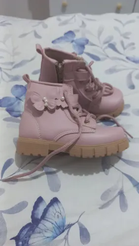 Botinha para meninas confortavel couro macio nas laterais,, nova usada 2 vezes