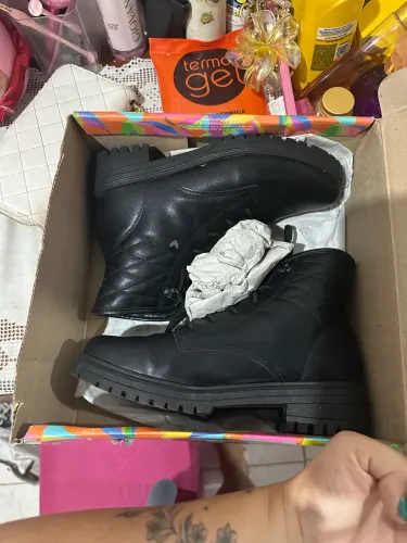 Vendo bota praticamente nova na caixa número 36