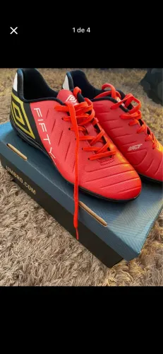 Chuteira society umbro NOVA