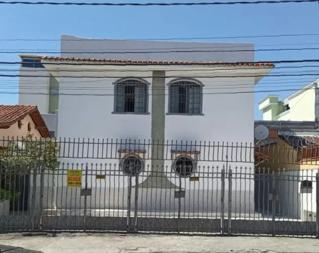 Casa de 03 quartos, 01 vaga no Santa Mônica