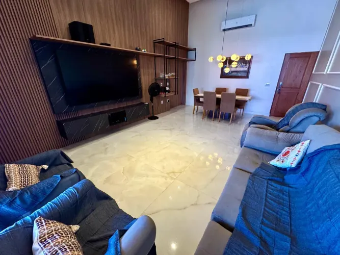 Cidade Jardim ll Casa Terréa dispõe, de 250m² 03 suítes, escritório, 02 vagas de garagem.