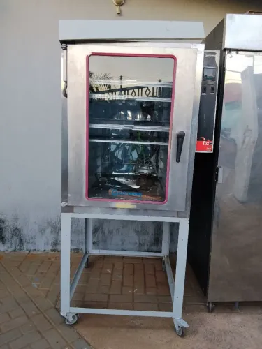 Forno, climática, dois carrinhos de pães
