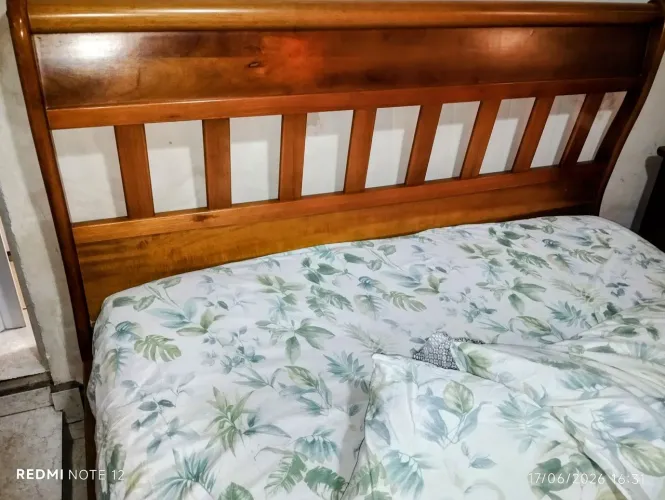 Cama de madeira embuia