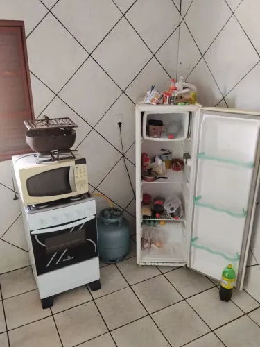 Fogão com gaz, geladeira e microondas 