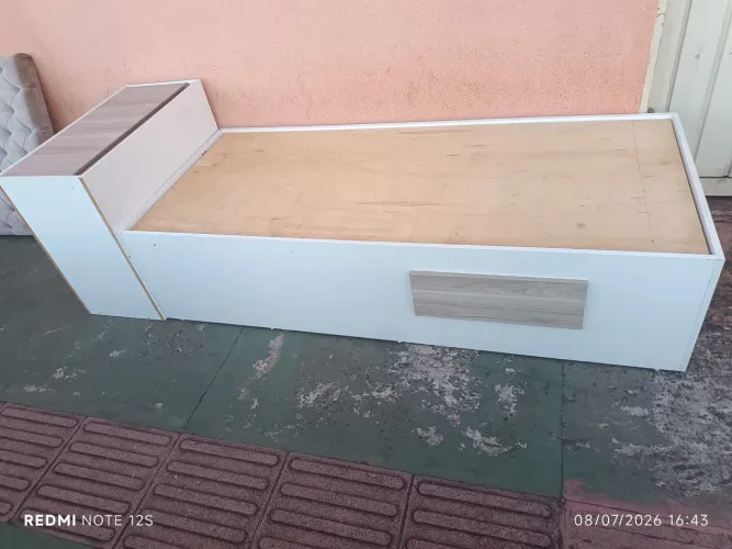 Cama de solteiro de MDF com gaveta e baú