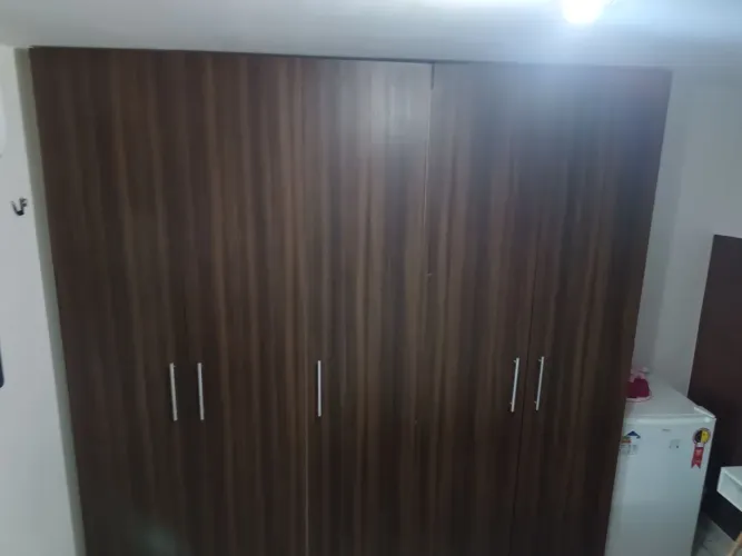 Guarda Roupa de 5 poetas e 6 gavetas 