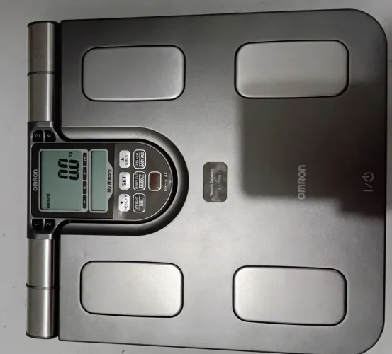 Balança Digital de Controle Corporal Omron HBF-514C com Bioimpedância 