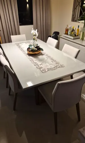 Mesa de jantar laqueada com 6 cadeiras (Móveis Campo Largo)