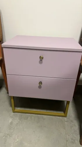 Criado mudo - mesa de cabeceira linda na cor lavanda