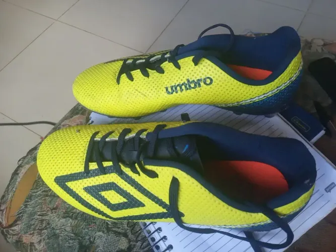 Vende se chuteira original da umbro