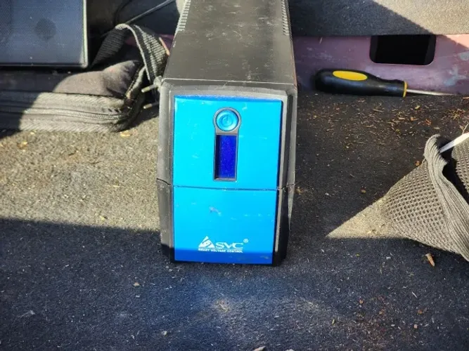NOBREAK UPS SVC V-1000-LCD-EU 1000VA 500W USB 220V
