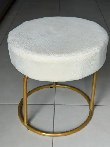 Banco puff base dourada