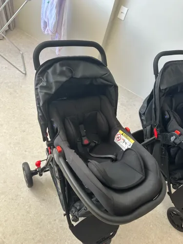Carrinho com Bebê Conforto! Muito novo!