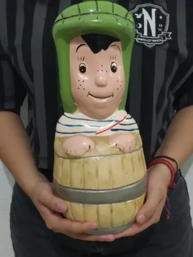 Grande escultura imagem do icônico personagem chaves no formato cofrinho *descrição