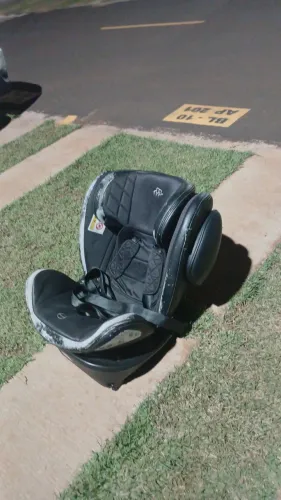 Vende uma cadeirinha de automóvel serve criança bebê ate 6 anos