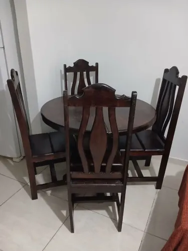 Conjunto de mesa e cadeiras