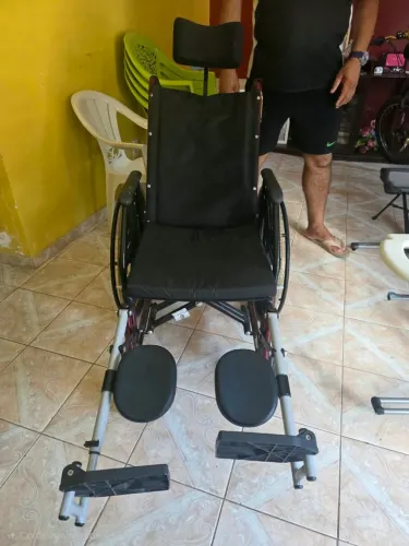 Cadeira de cadeira de rodas reclináveis e com apoio para os pés