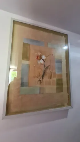 Quadro com pintura aquarela bege clara sobre papel craft.