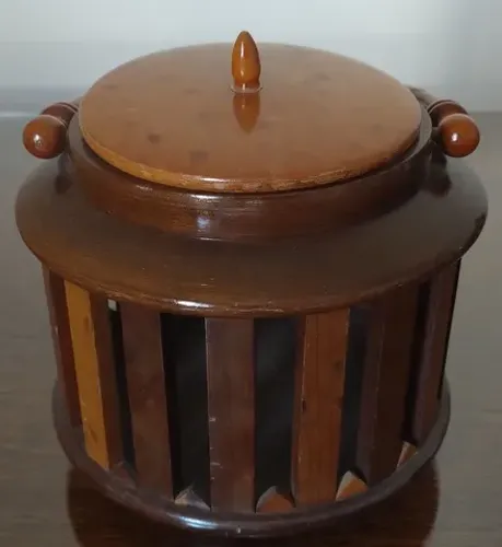 Antigo cachepot em madeira