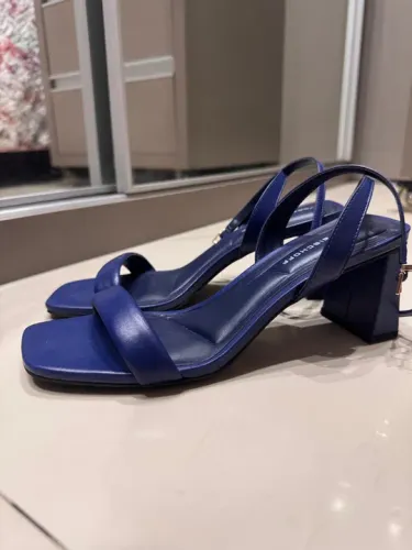 Sandália azul marinho de salto alto em couro