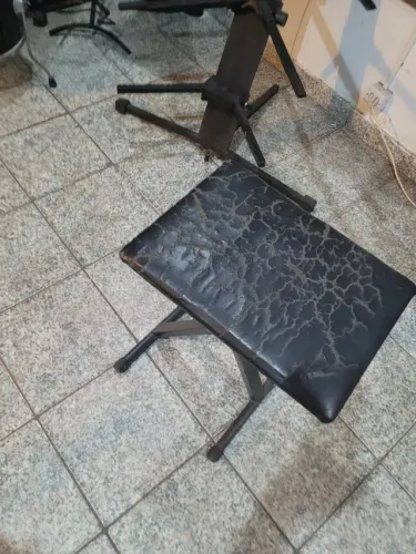 Banco para teclado ou piano.