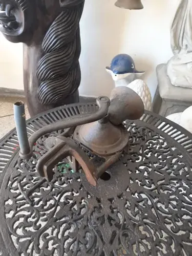 Moedor antigo de café em ferro fundido 