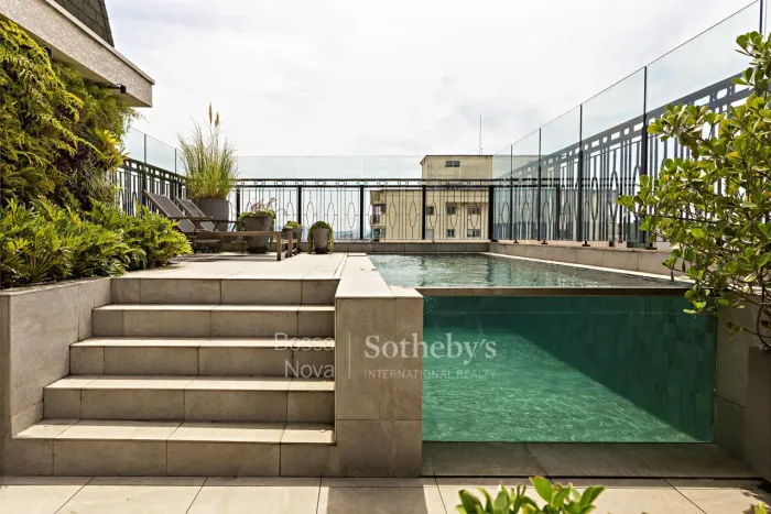 Cobertura com piscina e vista