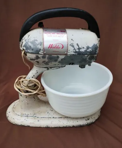 Antiga batedeira Walita anos 70 tigela em opalina.(Peça pra decoração)