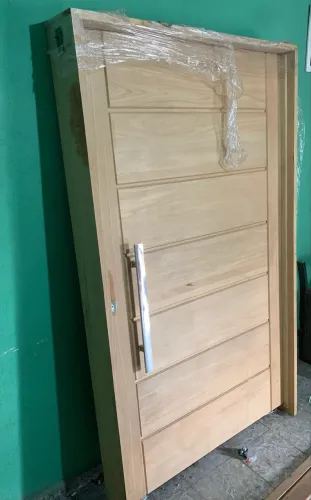 (Nova no plástico )Porta pivotante Madeira maciça  alto padrão 