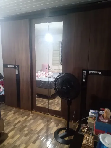 Roupeiro enorme com 6 portas duas espelho!