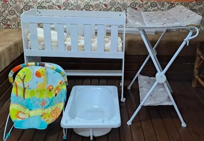 Kit bebê: Mini Berço + Colchão + Travesseiro + Banheira + Cadeirinha Balanço + Trocador