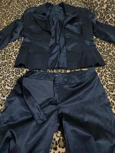 Vendo Conjunto de Blazer e Calça Preto de tecido acetinado , em ótimo estado 