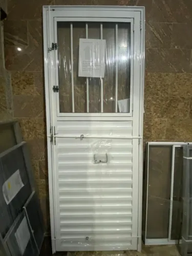 PORTA ALÚMINIO BRANCO COM JANELINHA E GRADE 2.10X60,70 OU 80