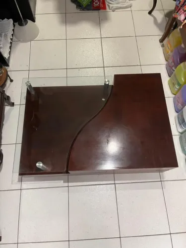 Grande mesa de centro madeira e vidro