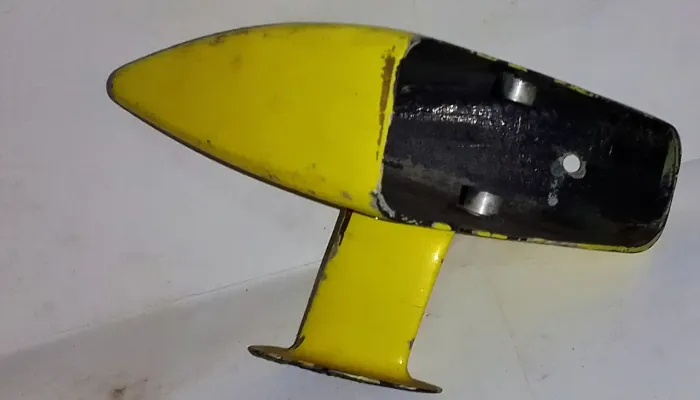 Antigo retrovisor de carro amarelo 