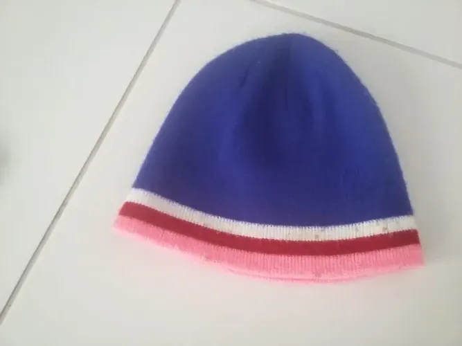 Touca de lã infantil