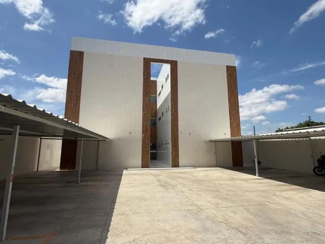 Alugo ótimo apt° no 1° andar com 3 quartos, sendo 1 suíte, no Caminho do Sol. Nascente