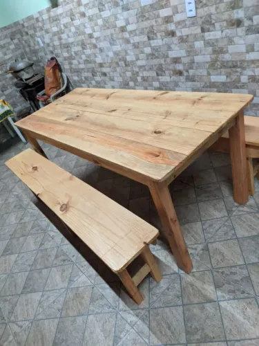 Mesa com banco de madeira