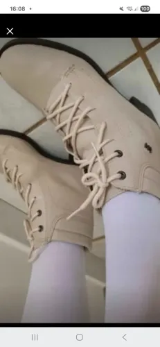 Vendo uma Bota número 37.