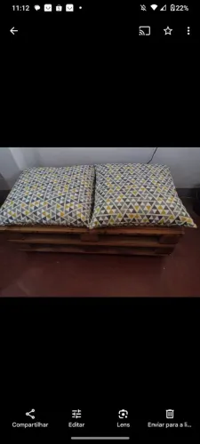 Sofá de Pallet com 2 Lugares e Almofadas Estilosas